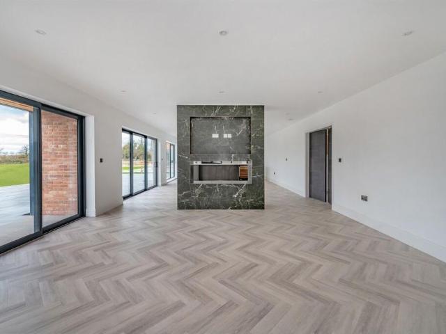 5 bedroom detached house to rent