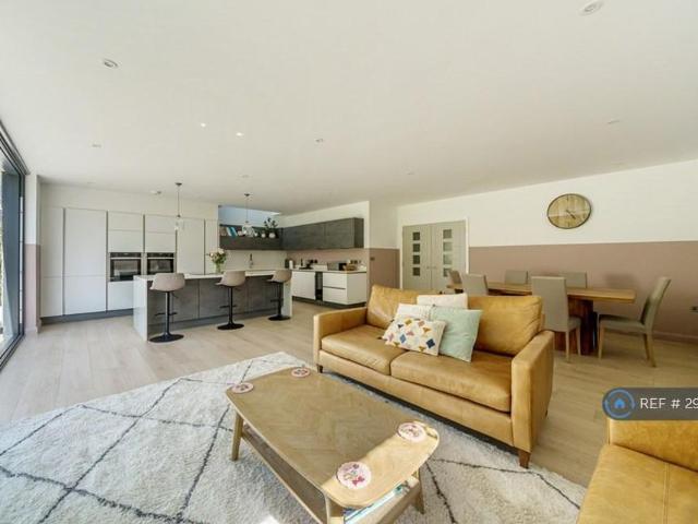 5 bedroom detached house to rent