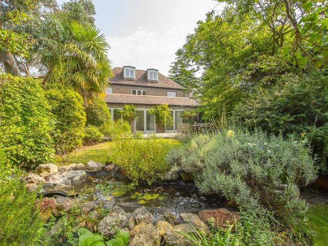 5 bedroom detached house to rent