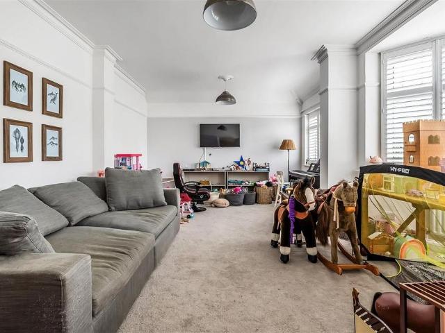 5 bedroom detached house to rent