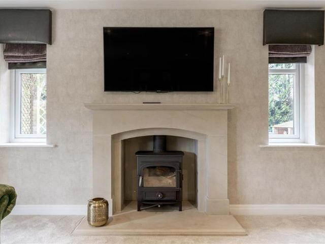 5 bedroom detached house to rent