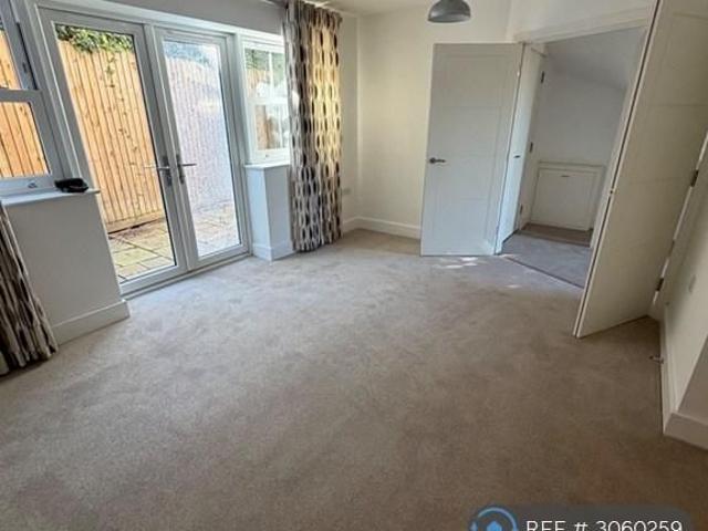 5 bedroom detached house to rent