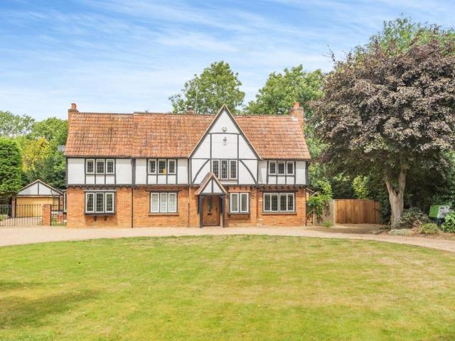 5 bedroom detached house to rent