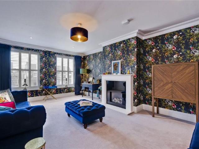 5 bedroom detached house to rent