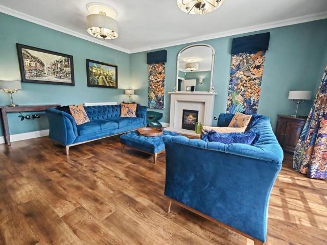 5 bedroom detached house to rent