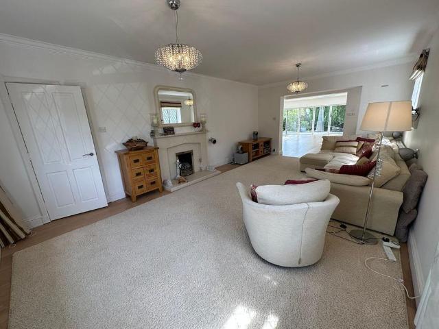 5 bedroom detached house to rent