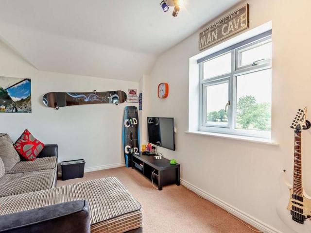5 bedroom detached house to rent