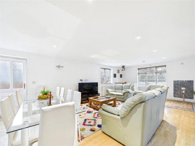 5 bedroom detached house to rent
