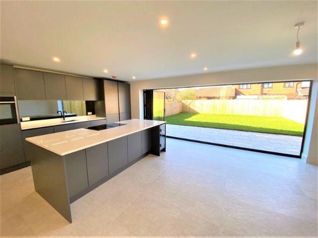 5 bedroom detached house to rent
