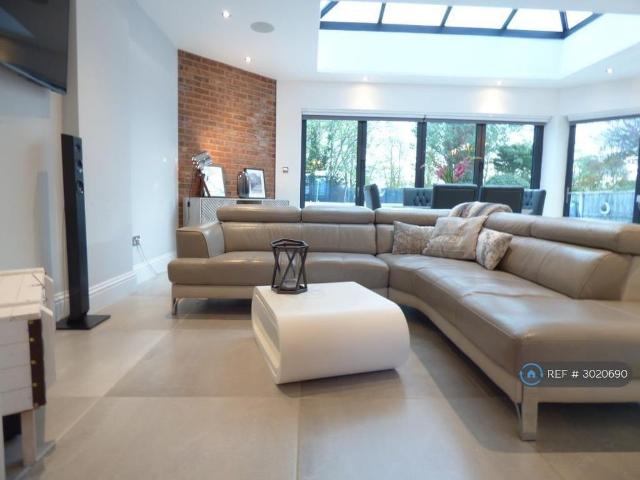 5 bedroom detached house to rent