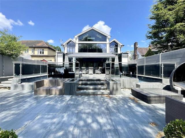 5 bedroom detached house to rent