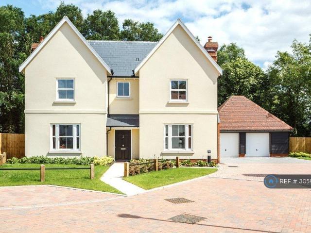 5 bedroom detached house to rent