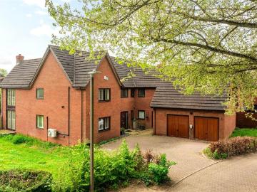 5 bedroom detached house to rent