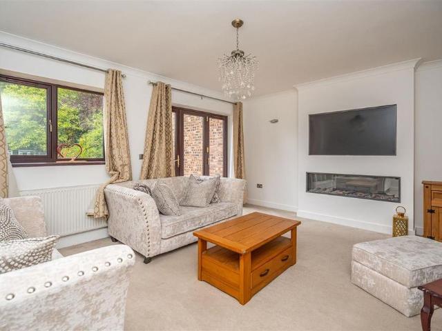 5 bedroom detached house to rent