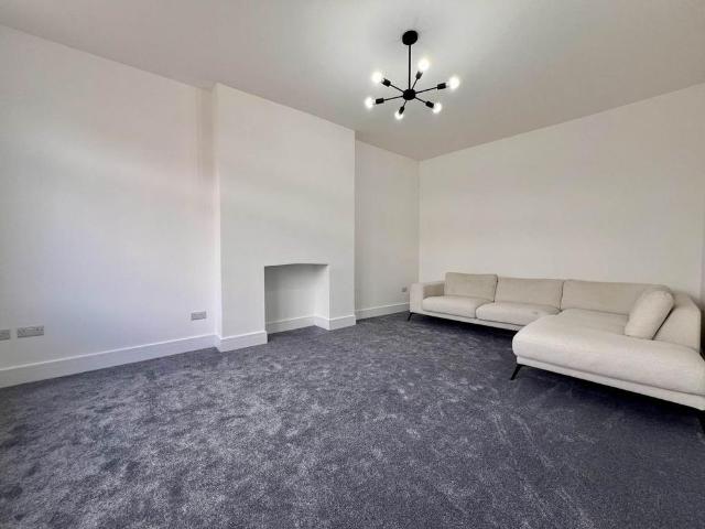 5 bedroom detached house to rent