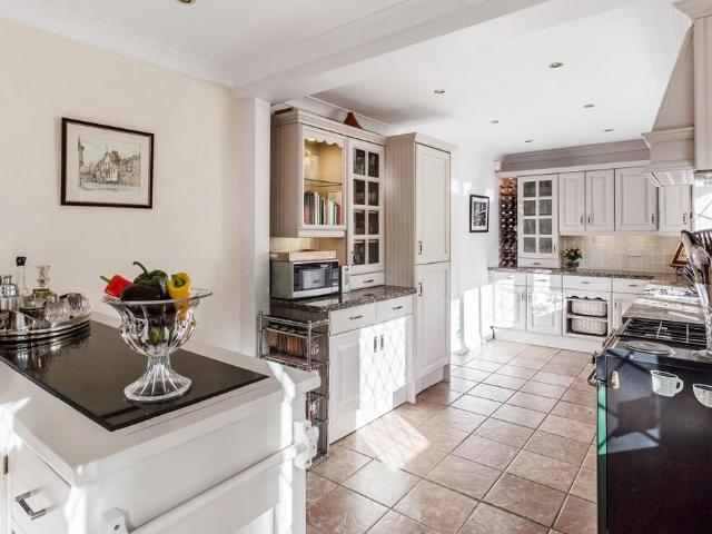 5 bedroom detached house to rent