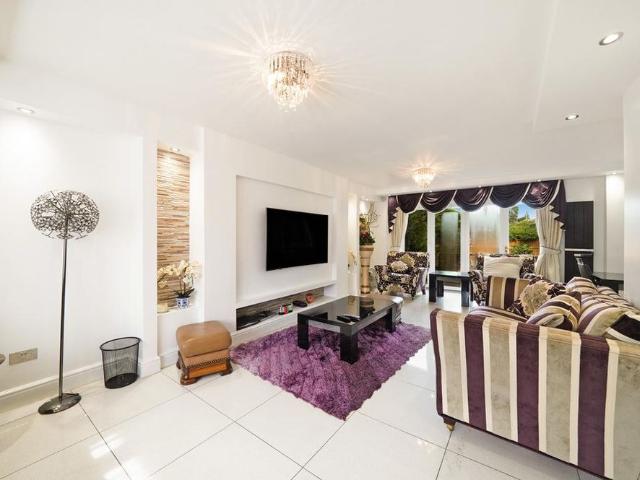 5 bedroom detached house to rent