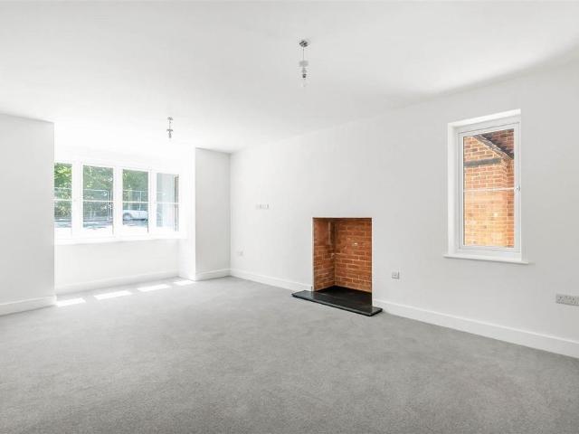 5 bedroom detached house to rent