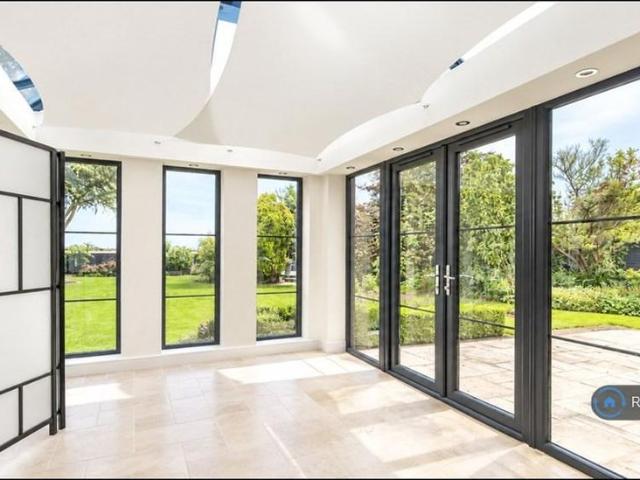 5 bedroom detached house to rent