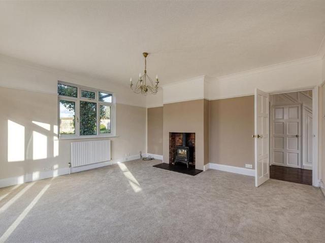 5 bedroom detached house to rent