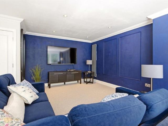 5 bedroom detached house to rent