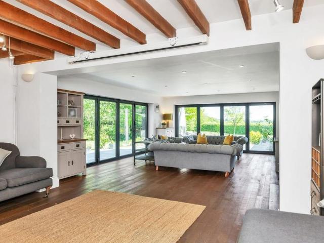 5 bedroom detached house to rent