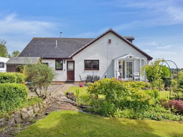 5 bedroom detached house to rent