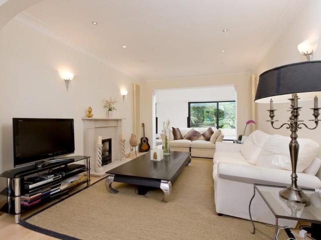 5 bedroom detached house to rent
