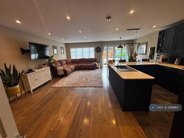 5 bedroom detached house to rent