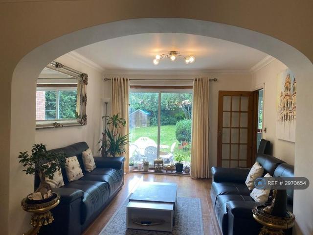 5 bedroom detached house to rent