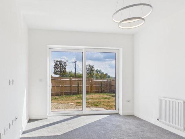 5 bedroom detached house to rent