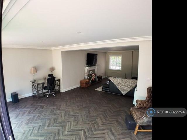 5 bedroom detached house to rent