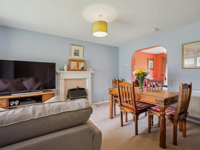 5 bedroom detached house to rent