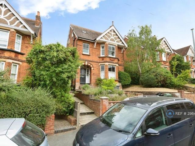 5 bedroom detached house to rent