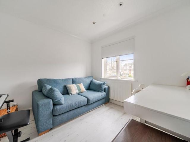 5 bedroom detached house to rent