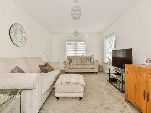 5 bedroom detached house to rent