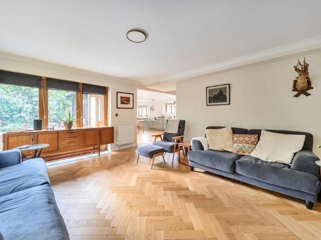 5 bedroom detached house to rent