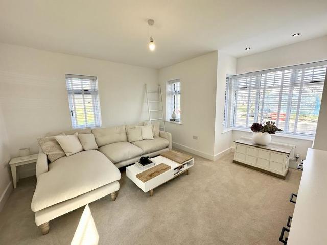 5 bedroom detached house to rent