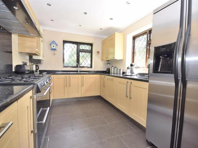 5 bedroom detached house to rent