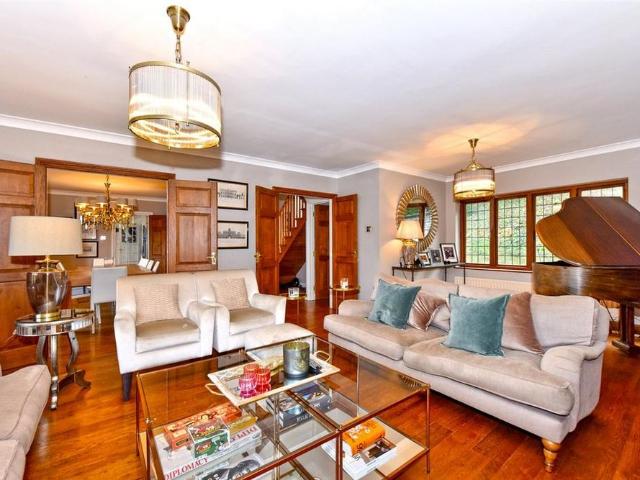 5 bedroom detached house to rent