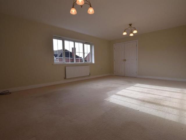 5 bedroom detached house to rent