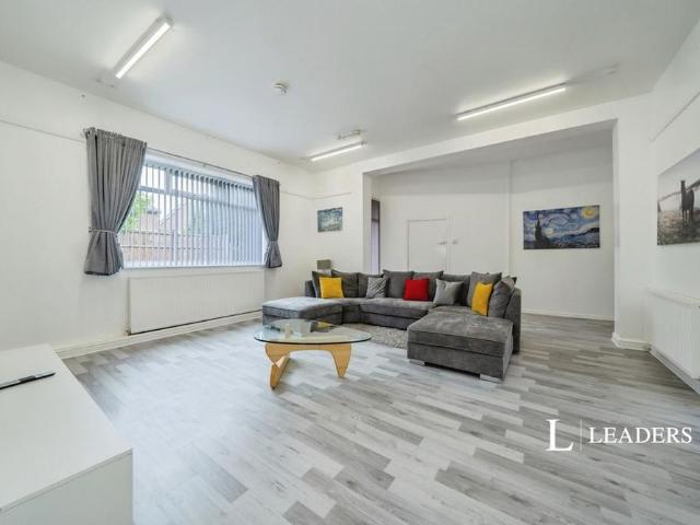 5 bedroom detached house to rent