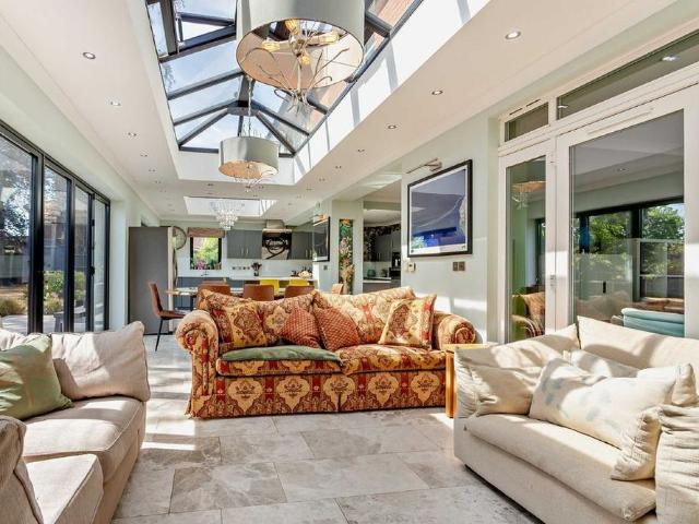 5 bedroom detached house to rent