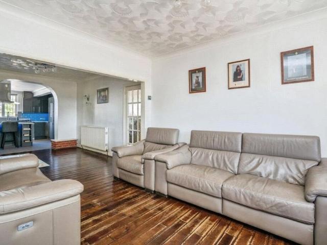 5 bedroom detached house to rent