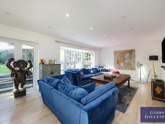 5 bedroom detached house to rent