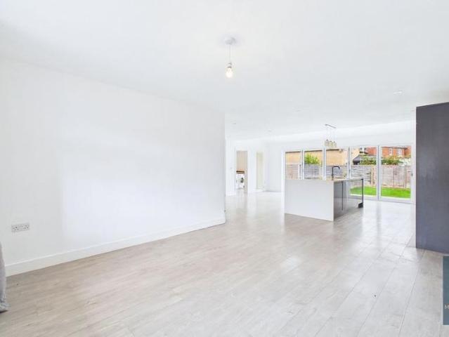 5 bedroom detached house to rent