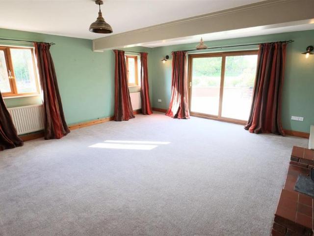 5 bedroom detached house to rent