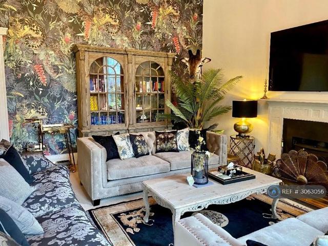 5 bedroom detached house to rent