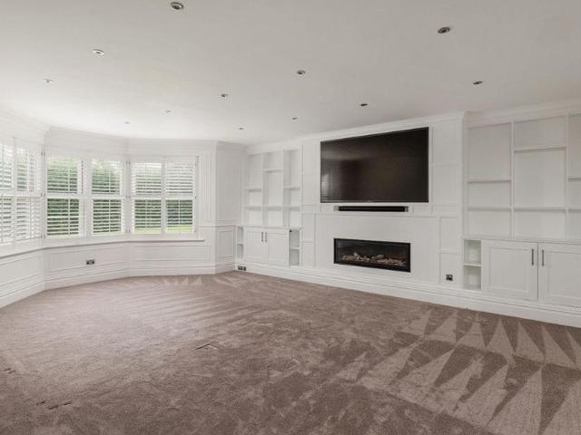 5 bedroom detached house to rent