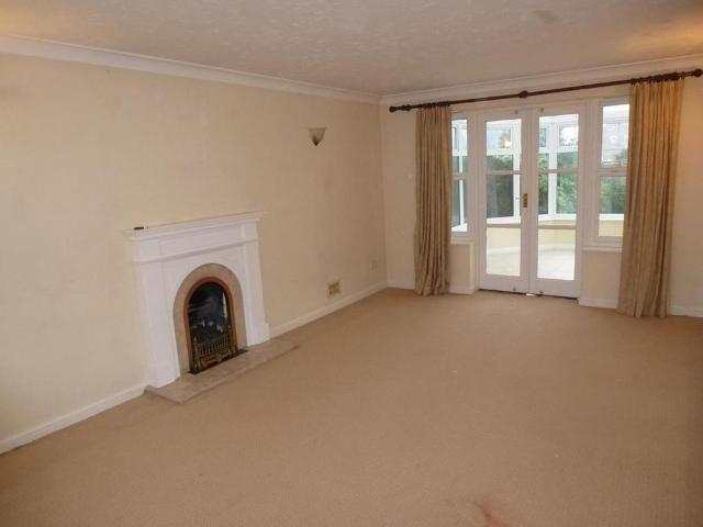 5 bedroom detached house to rent
